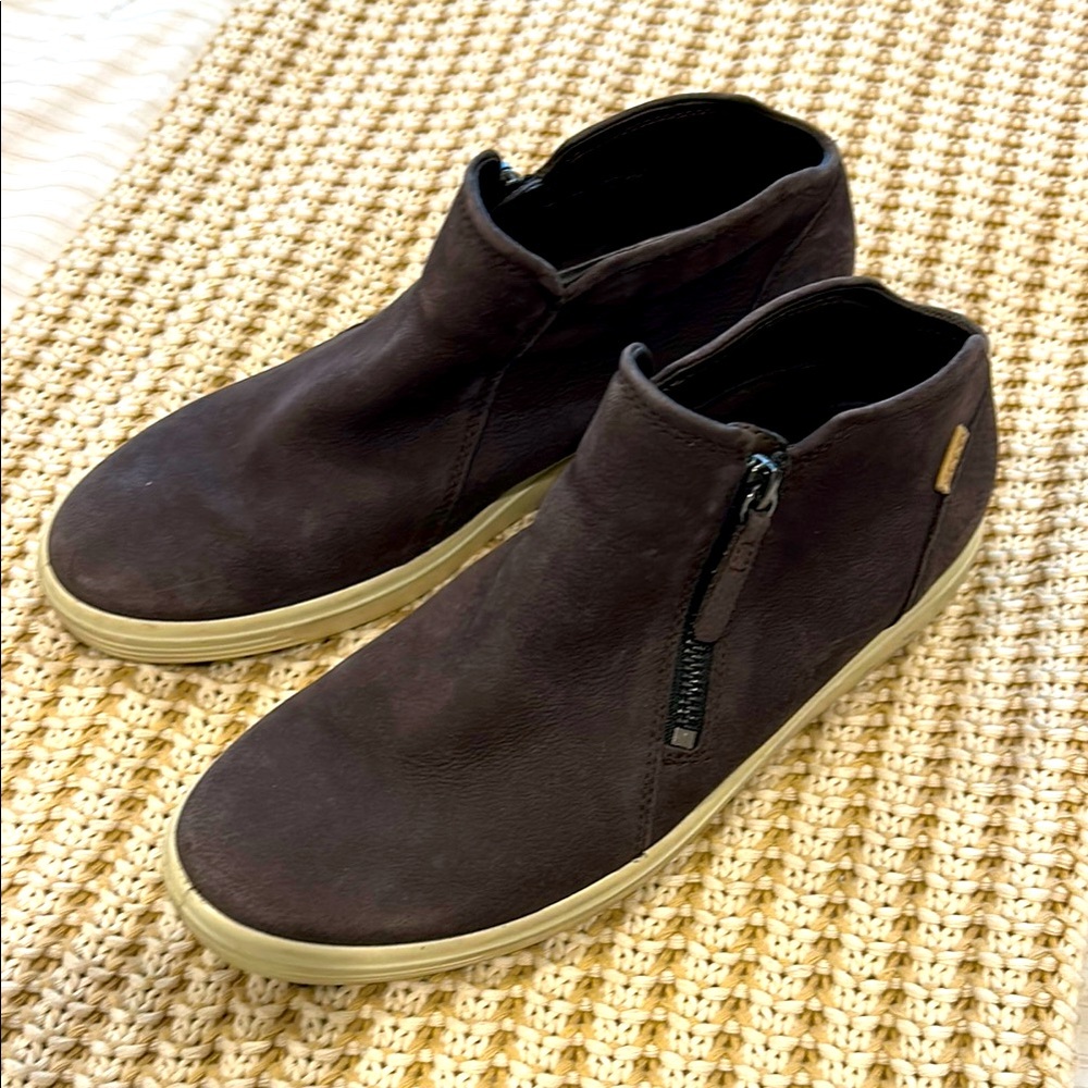 Ecco Brown Ankle Boots with Side Zipper and Minimalist Design